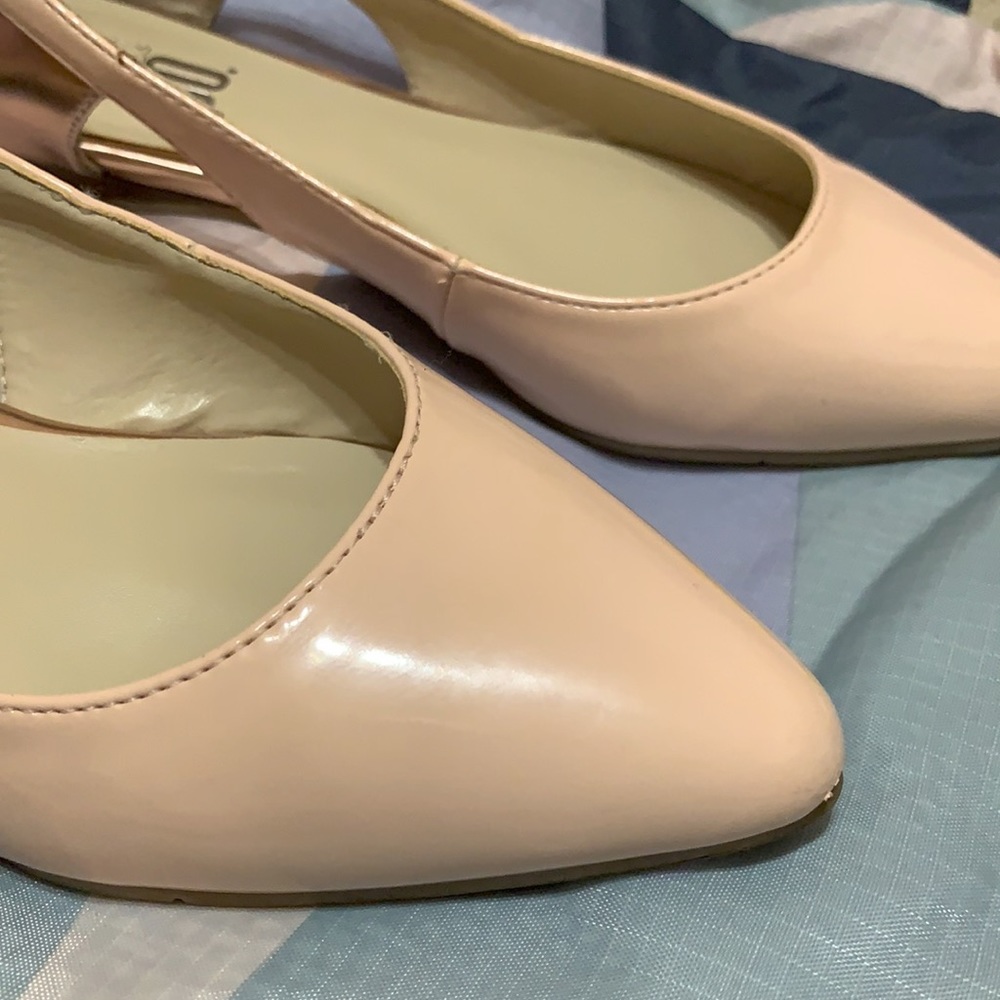 9&Co pointed toe flats with cutouts. - Picture 4 of 9